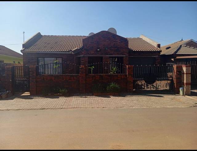 3 BEDROOM HOUSE FOR SALE IN THOKOZA EXT 2
